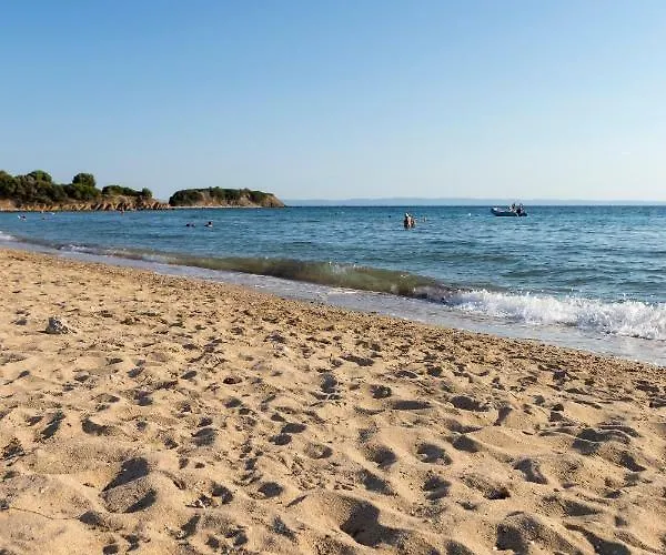 Kristin 2 - 2min Walk To Great Sandy, Shallow Villa Nikiti (Sithonia)